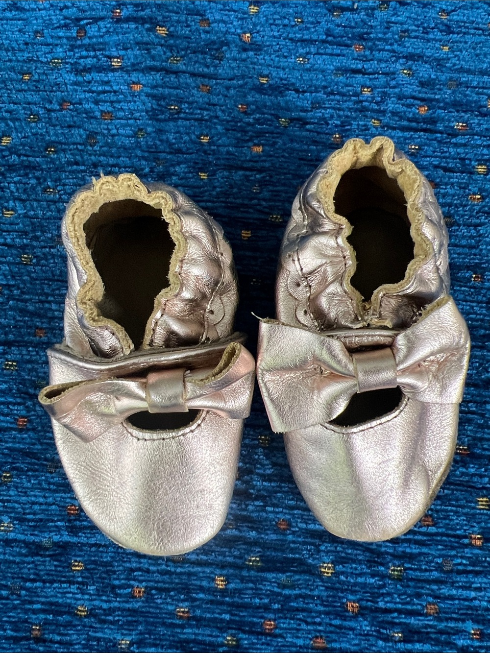 Robeez sz 0–6 month Baby Girls pink/bronze Metallic Bow Slip-On soft Shoes